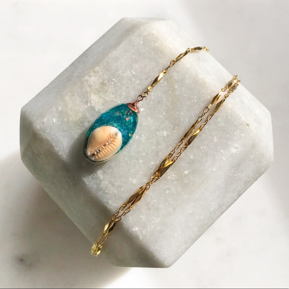 Handmade Hawaiian Seashell 🌈 Opalescent Necklace